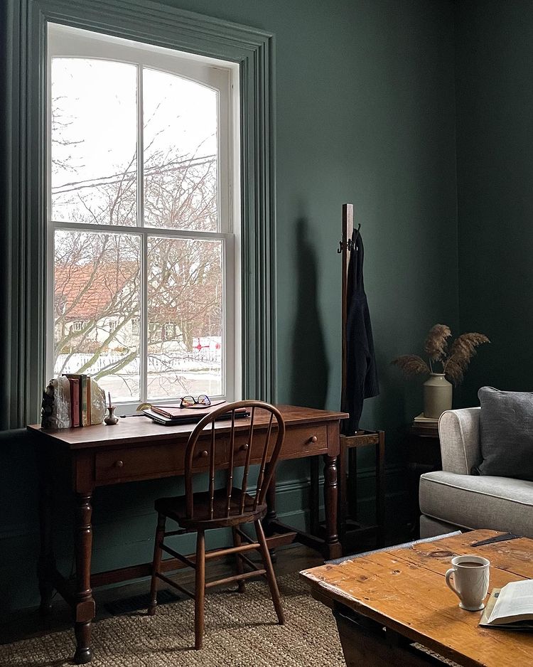 Green working place with Farrow and Ball Green smoke interior