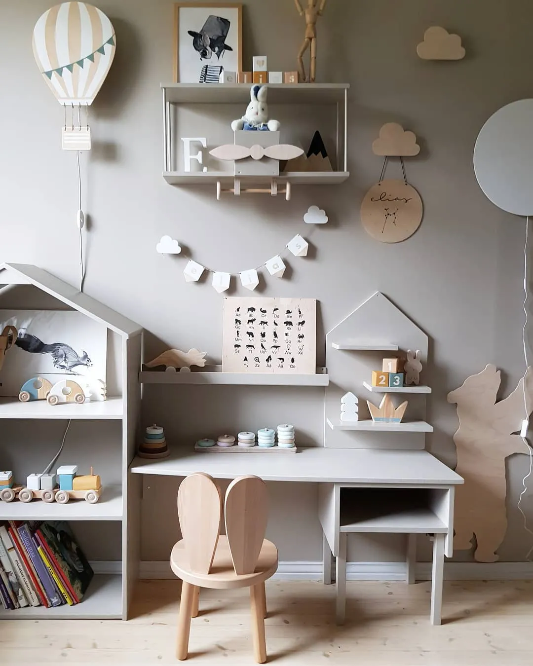 Greige kidsroom with wooden toys - PLAN