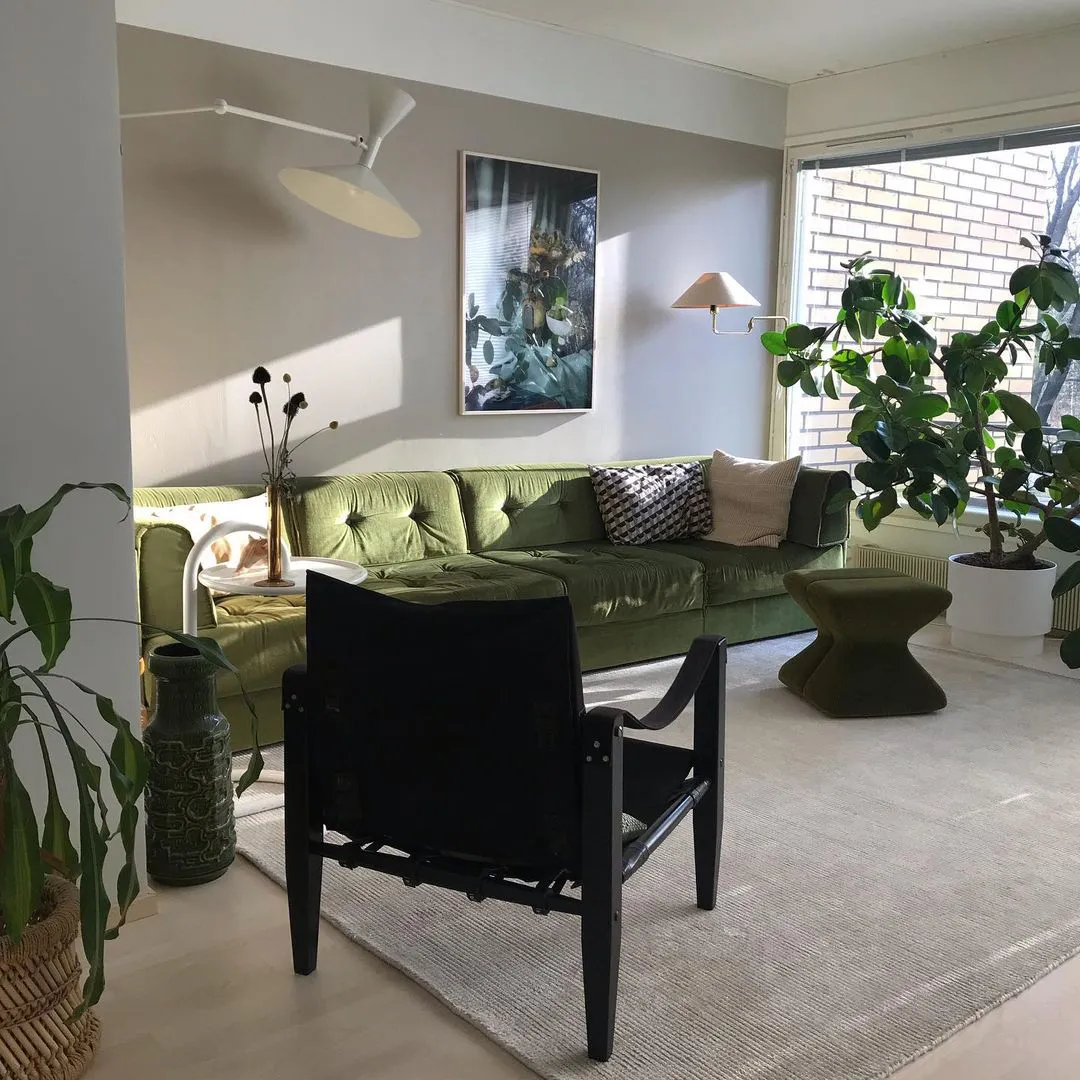 Greige living room with green couch - PLAN