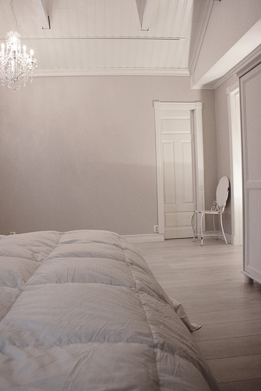 Interior with paint color Tikkurila Mulberry H484
