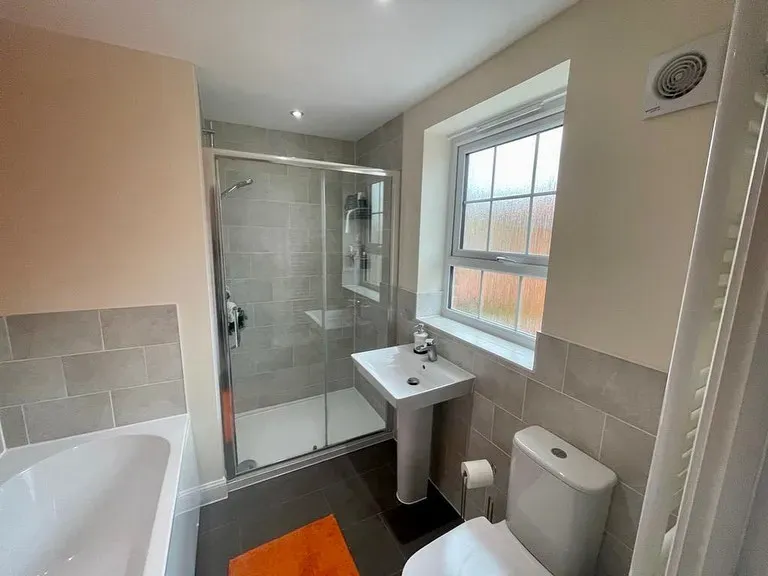 Dulux Ivory Lace bathroom color