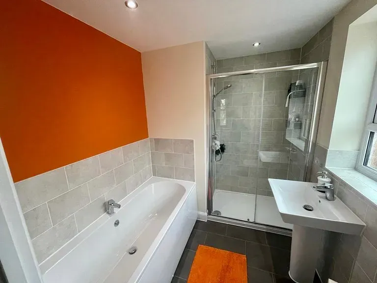 Dulux Ivory Lace bathroom color review