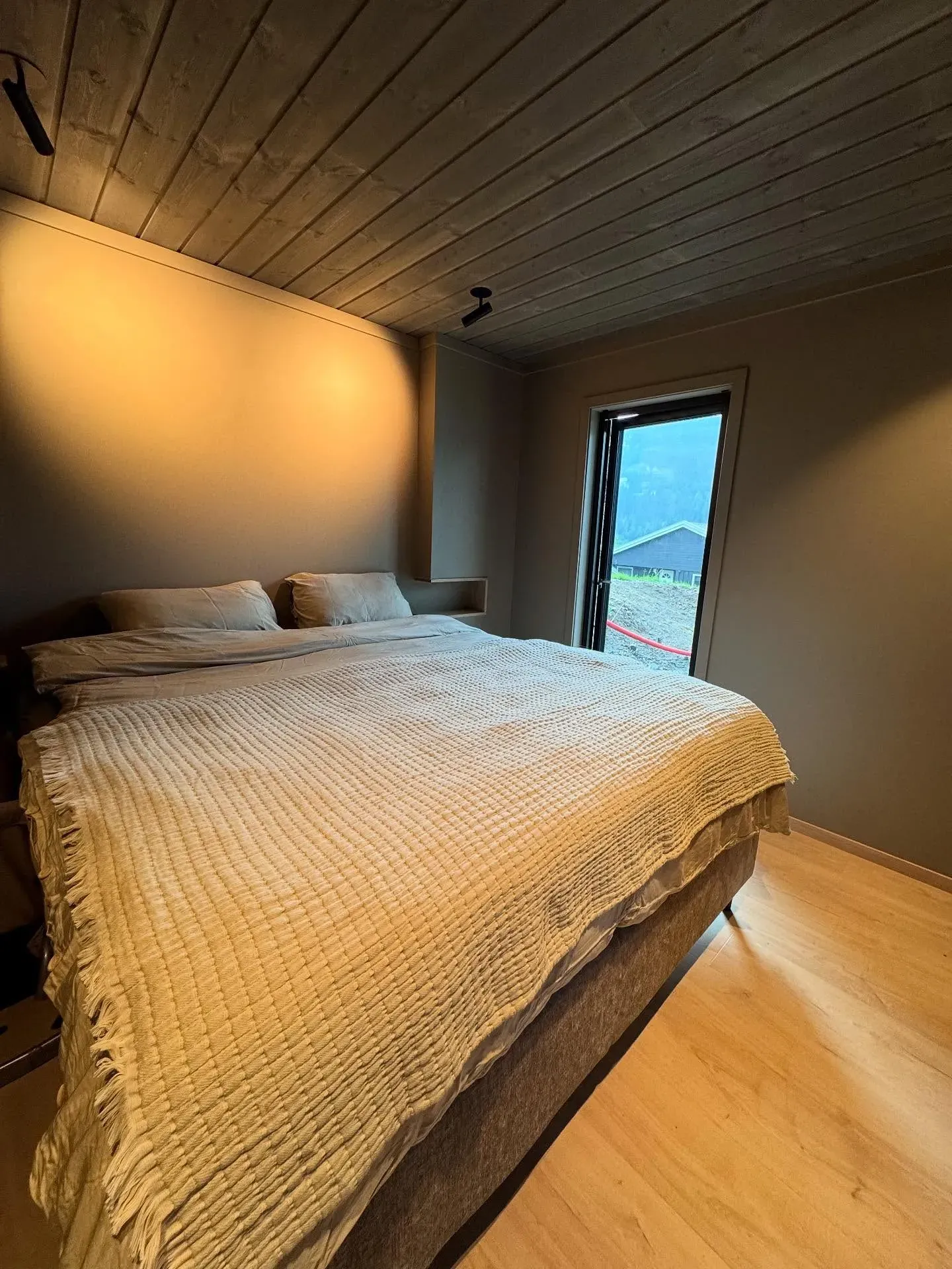 Jotun Nutmeg bedroom paint review