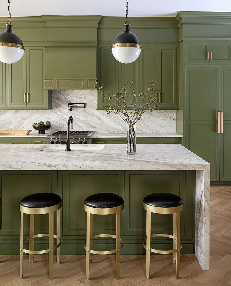 Green kitchen cabinet idea