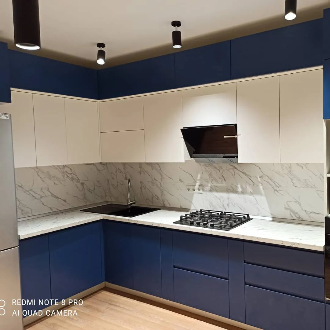 Minimalist kitchen with white and blue cabinets RAL5000