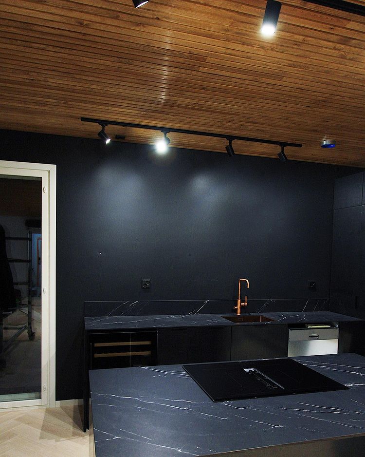 Black kitchen walls with Tikkurila X499 Licorice color