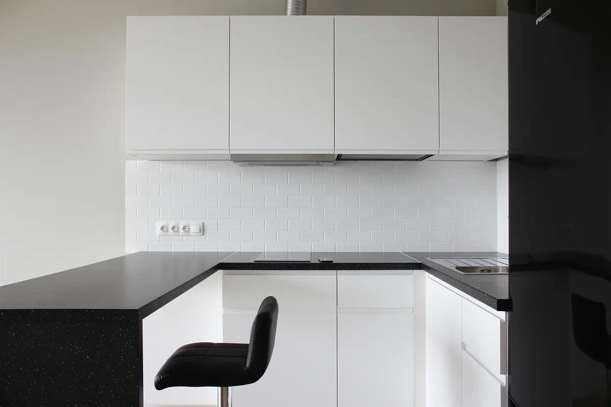 Kitchen with white metro tiles and wall paint Plaster X487