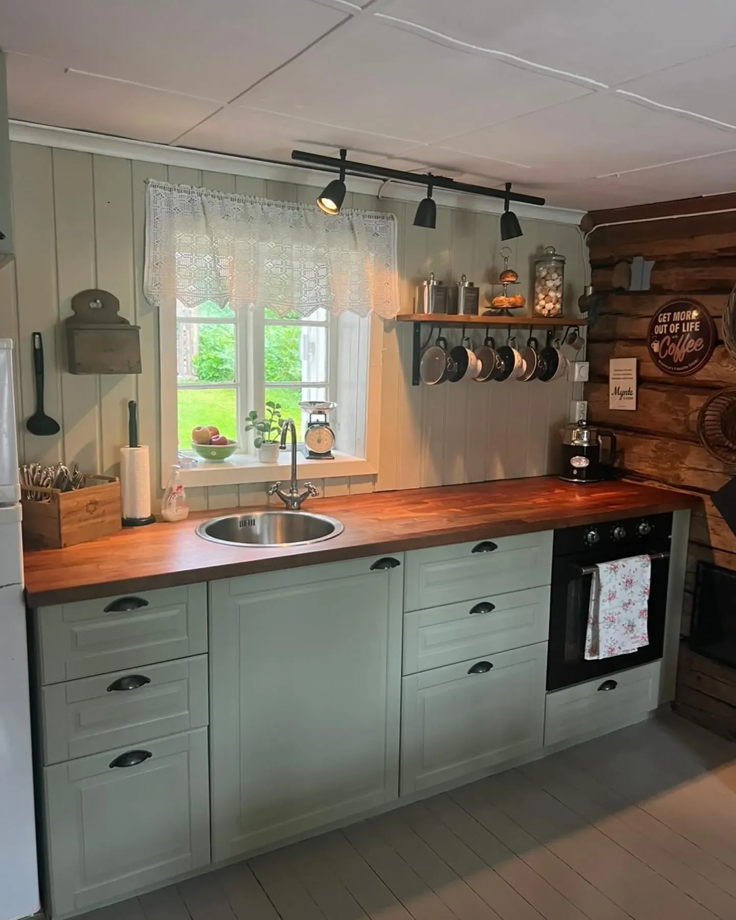 Jotun Laurbær kitchen cabinets color