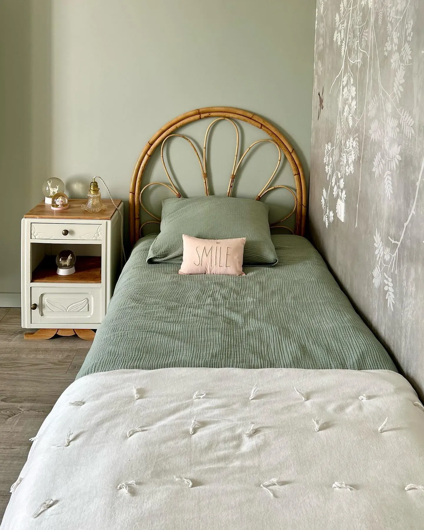 Little Greene Pearl Colour - Dark boho bedroom color