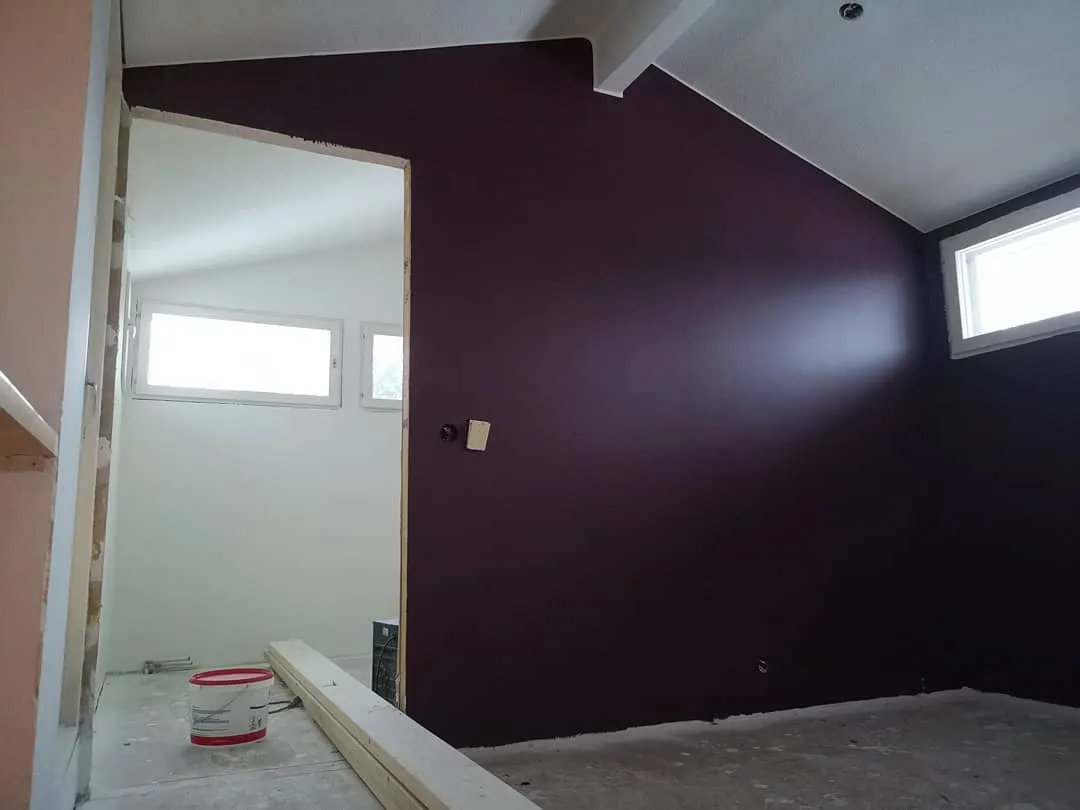 Interior with paint color Tikkurila Beetroot M425