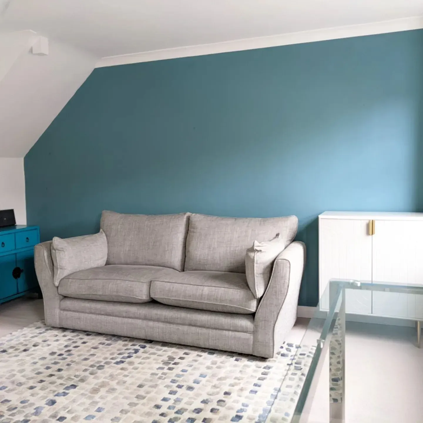 Dulux 10BG 26/134 living room color review