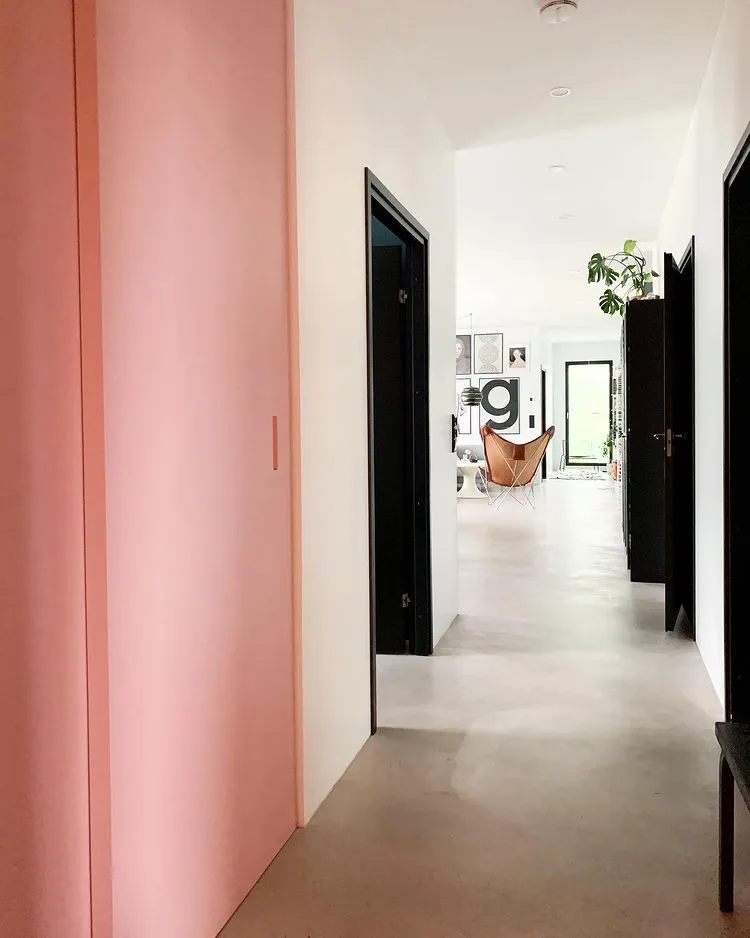 Minimal interior with pink walls Tikkurila Mezeron H417
