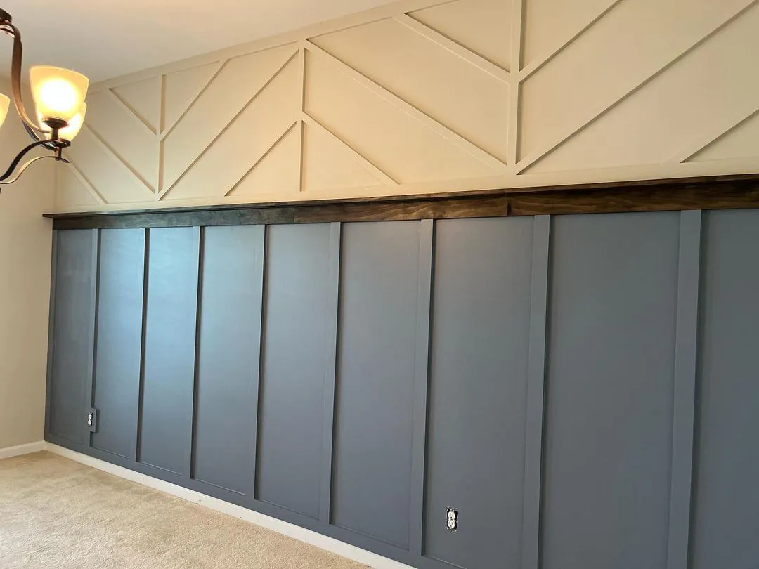 Wall panelling with beige Sherwin Williams Natural Linnen