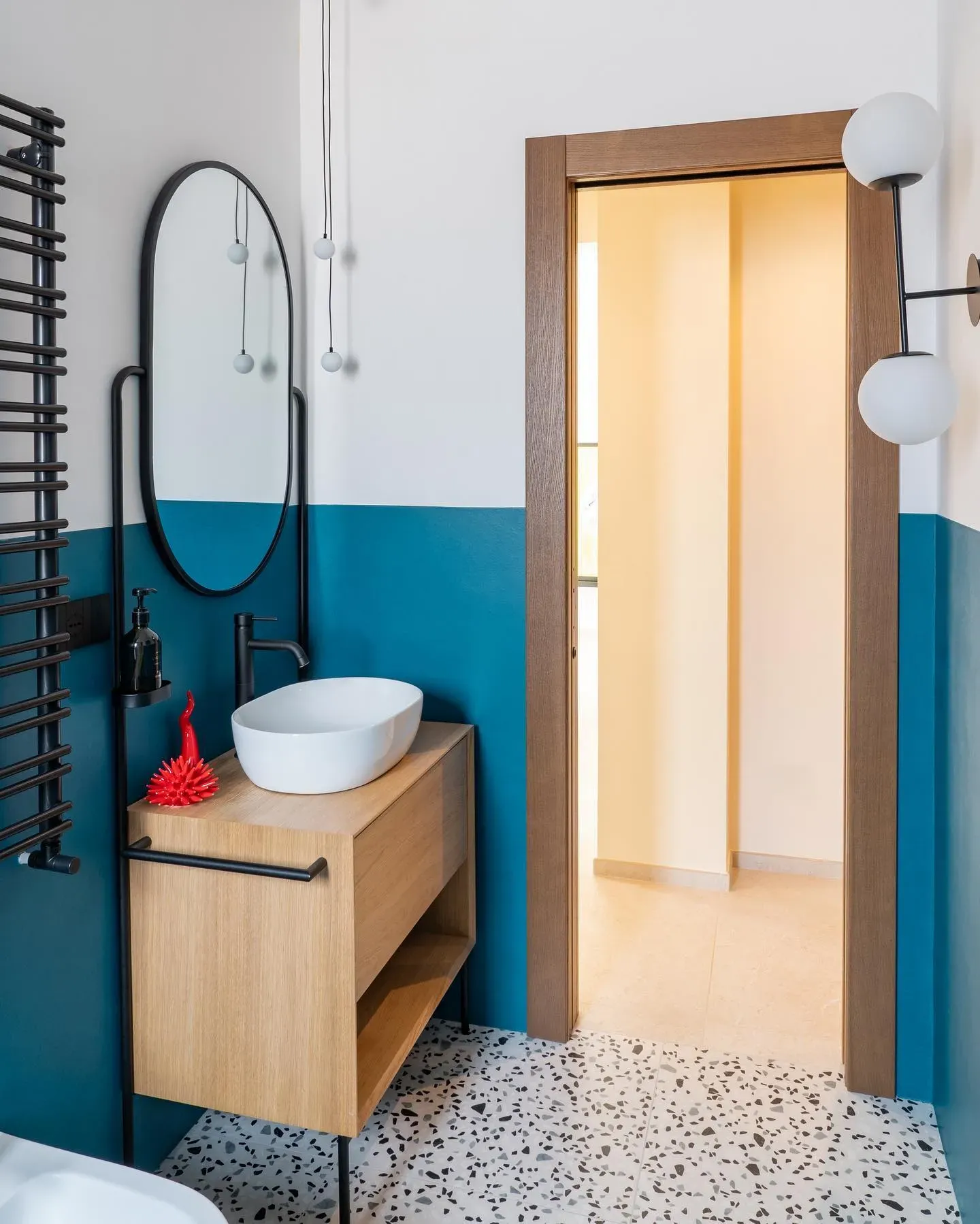 RAL 5020 bathroom color-block