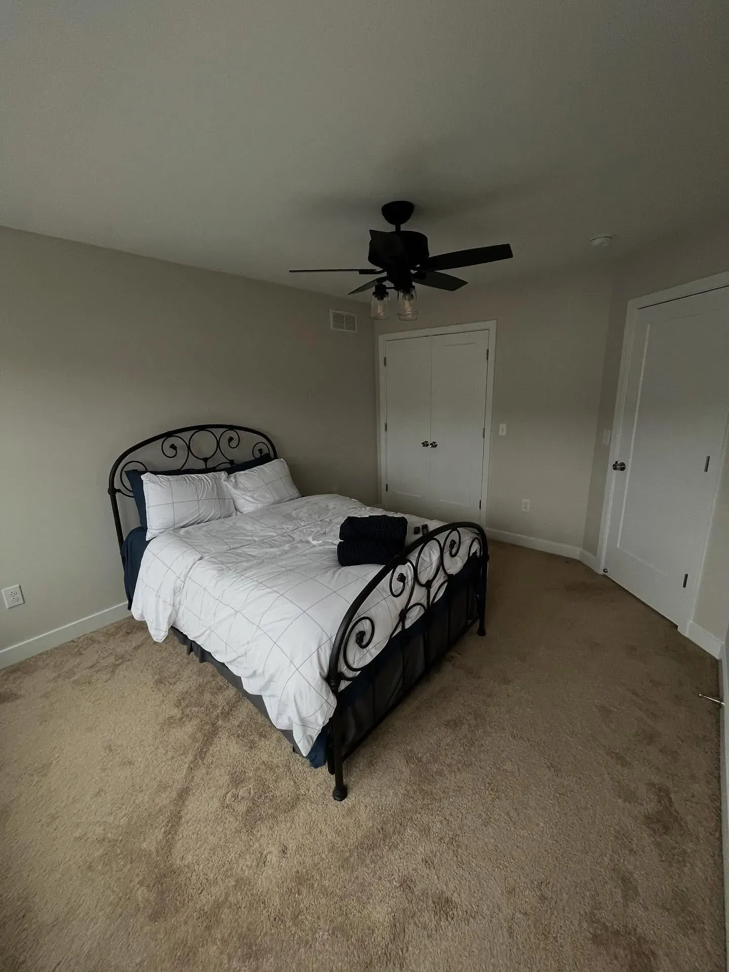 Benjamin Moore Pale Oak bedroom interior idea