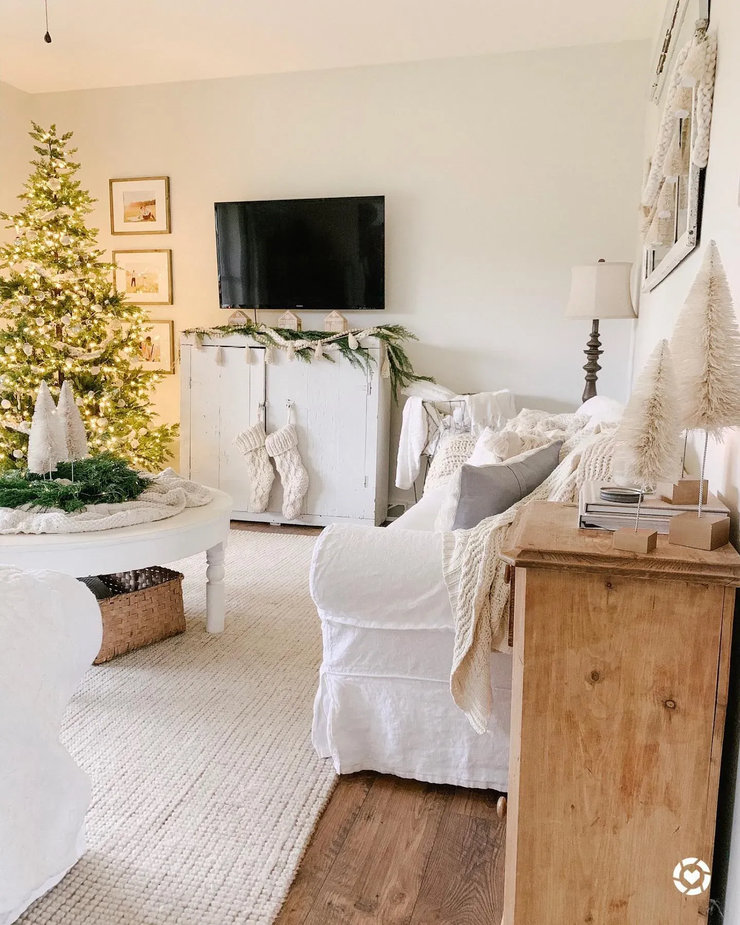 SW Pearly White scandinavian living room 