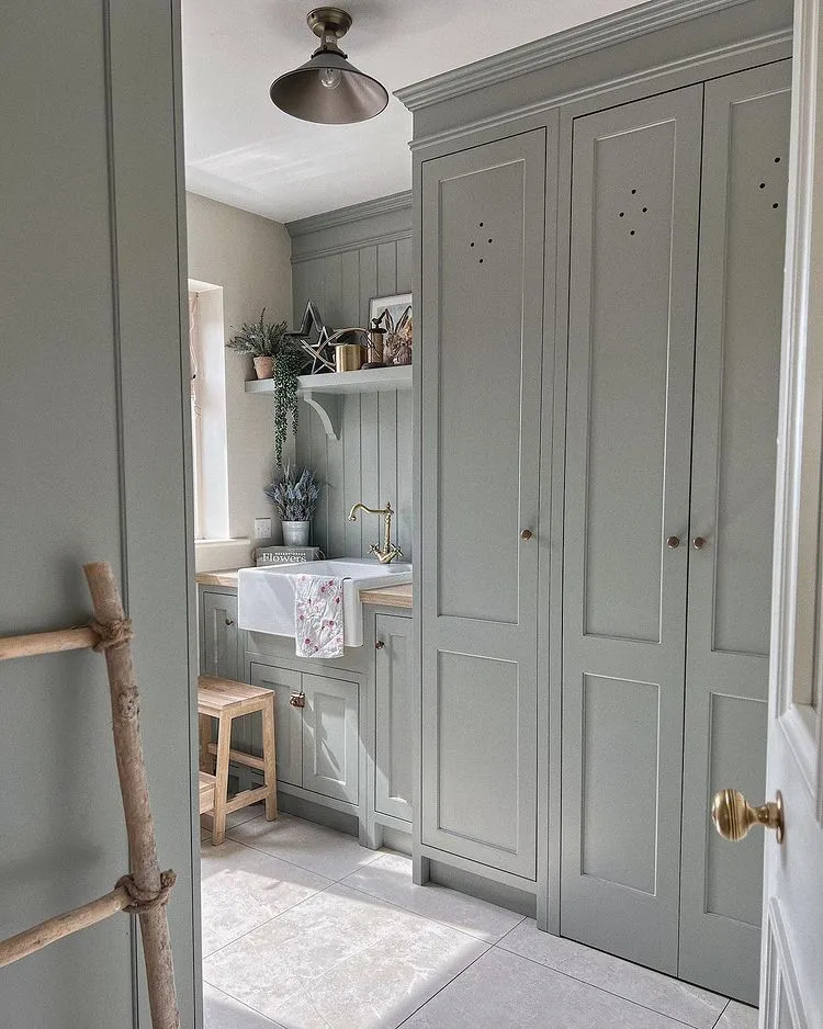 Utility room green cabinets Farrow and Ball Pigeon
