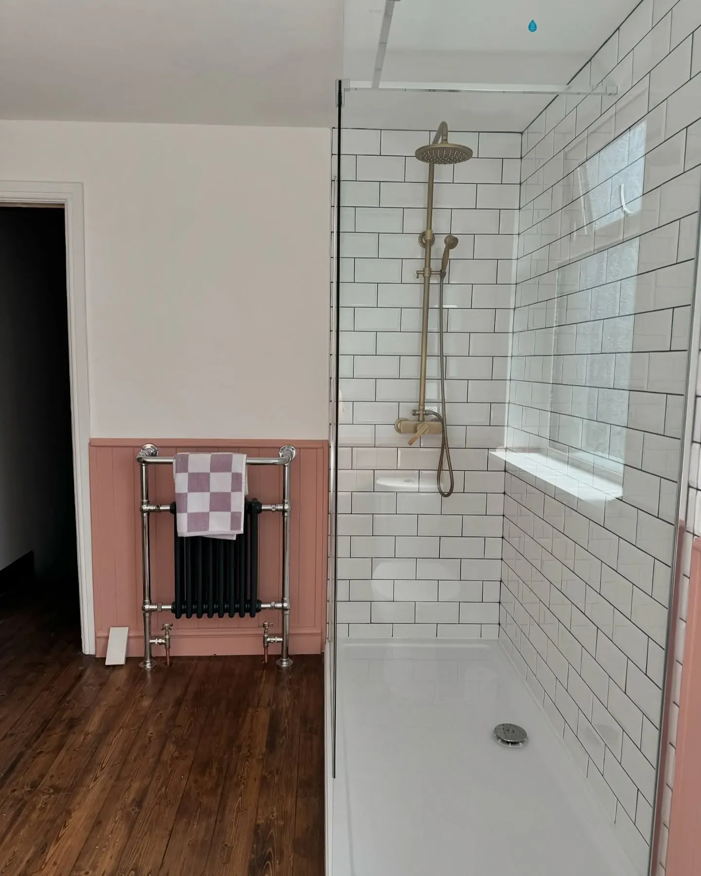 Dulux 10YR 37/143 bathroom wall panelling color