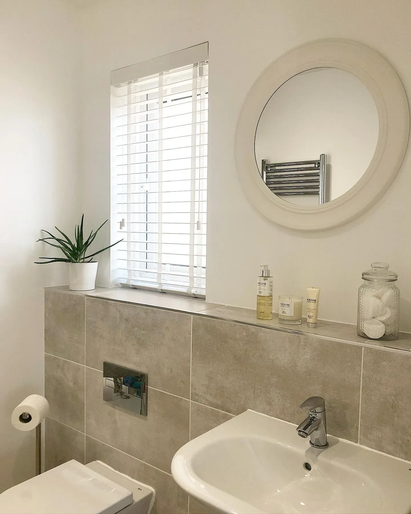 Dulux Pure Brilliant White bathroom 