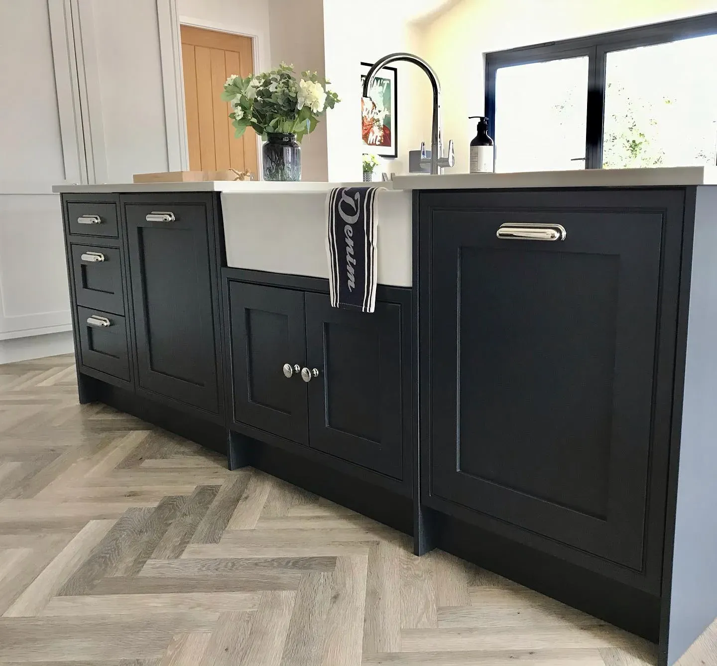 Farrow and Ball Railings kitchen cabinets 