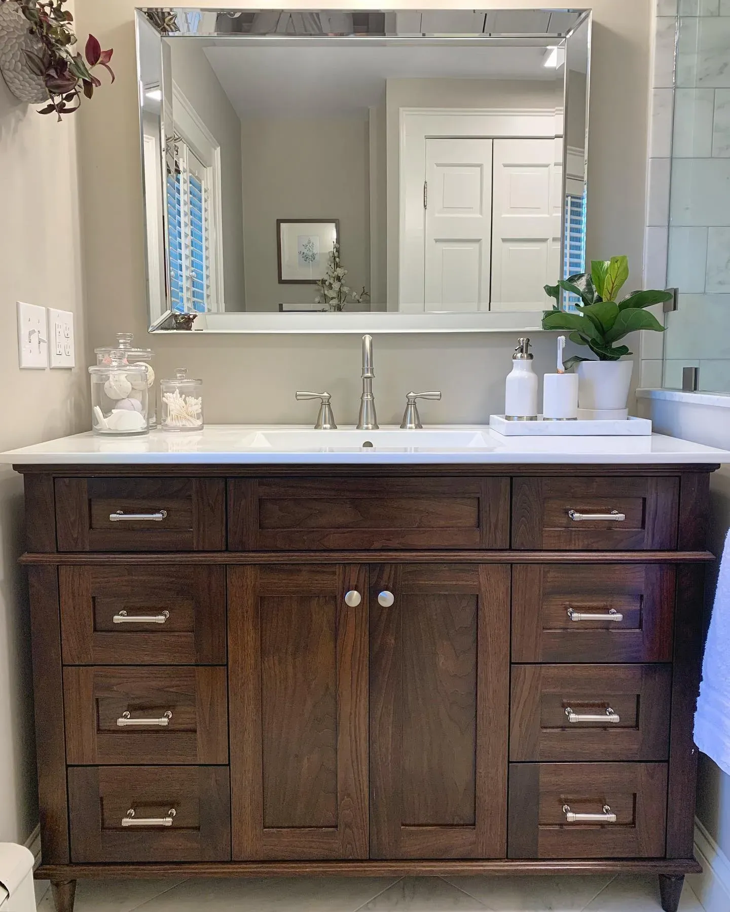 Benjamin Moore Revere Pewter bathroom 
