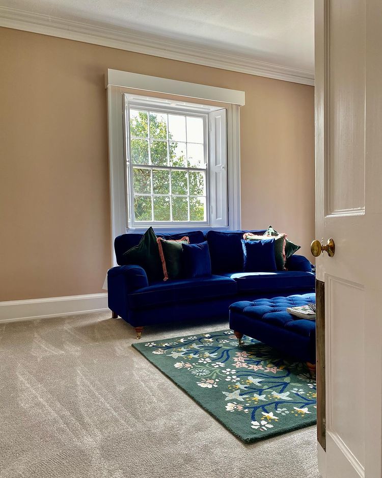 Peach colored living room Setting plaster with dark blue couch