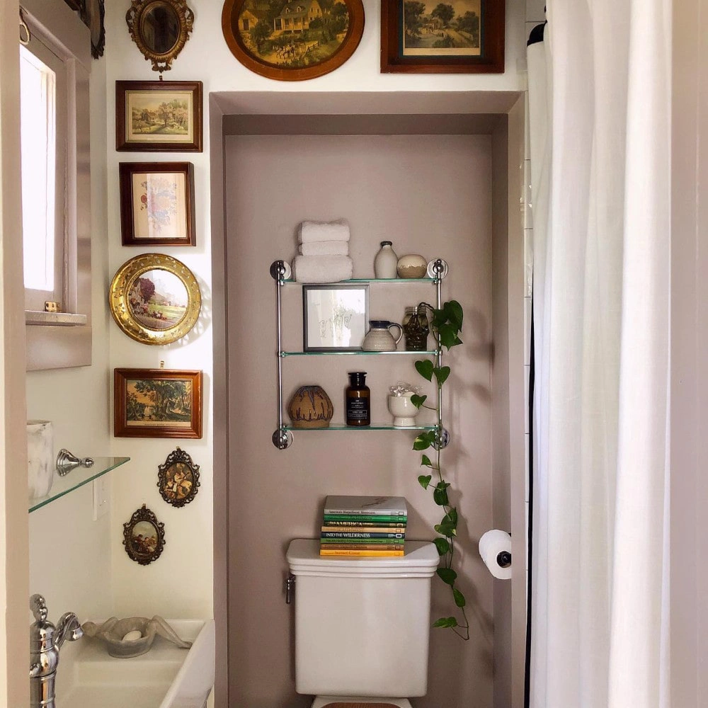 Dusted pink walls in a bathroom Sherwin Williams Temperate Taupe