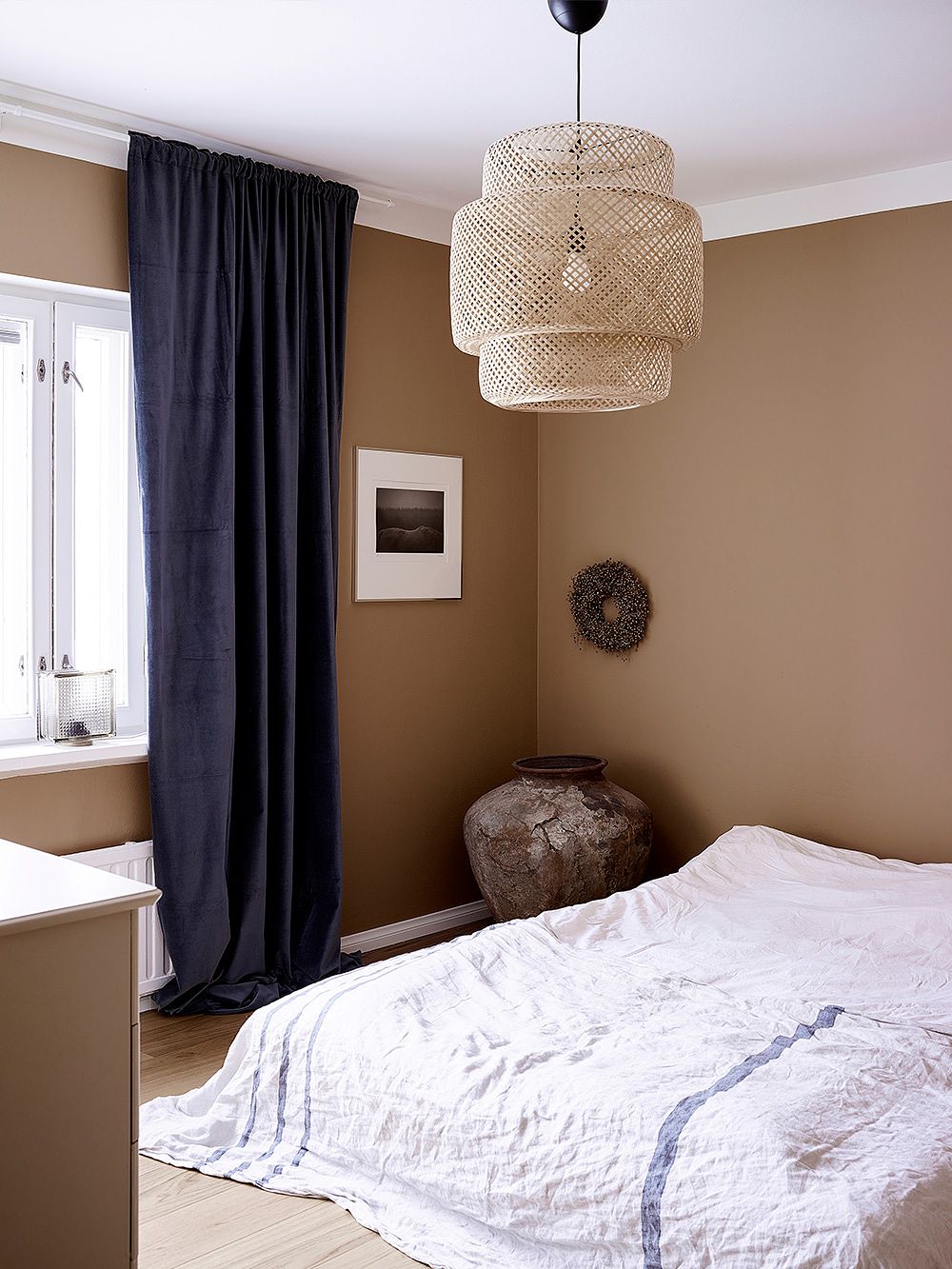 Interior with paint color Tikkurila Toffee V396