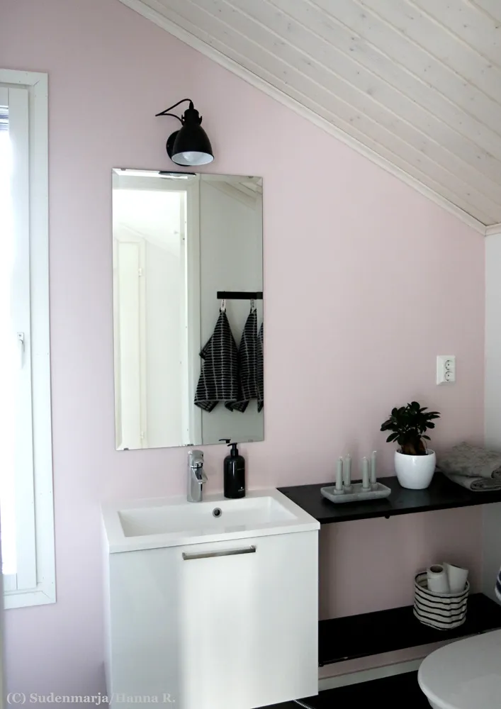 Interior with paint color Tikkurila Orchid Y421
