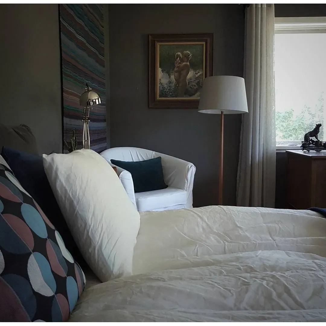 Jotun Vandyke Brown cozy bedroom 