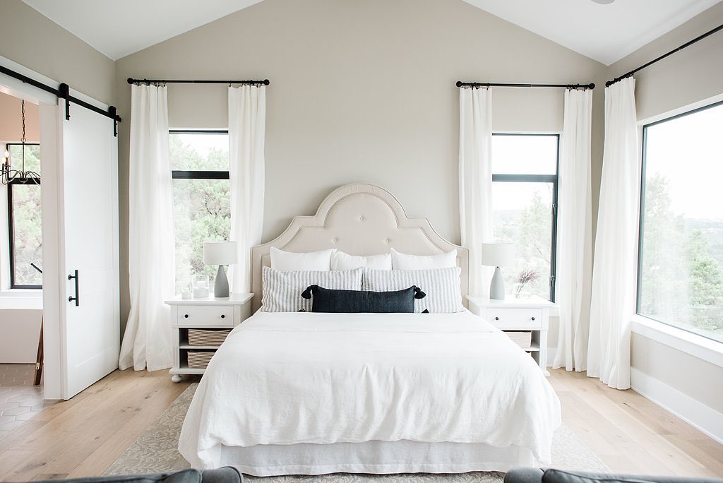Stylish bedroom with light greige Wordly Gray