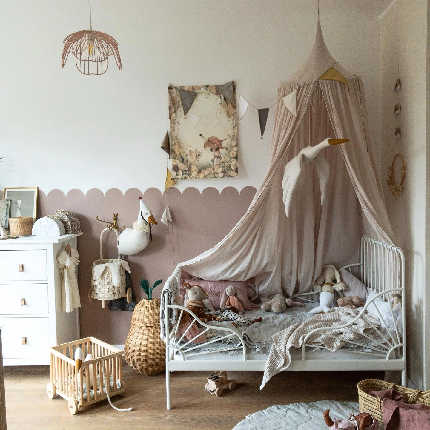 Moody kidsroom with scalloped wall